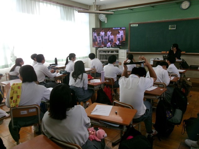合唱コンクールの映像を見る生徒の様子