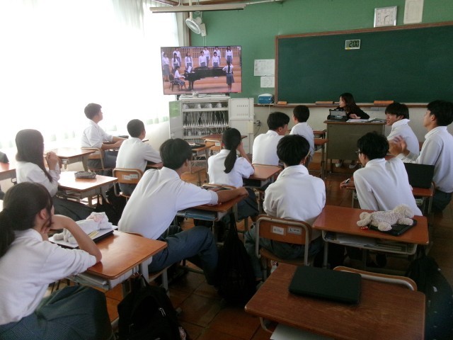 合唱コンクールの映像を見る生徒の様子