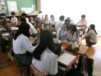 生徒がグループで話し合う様子