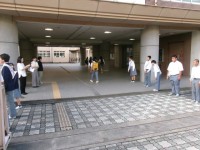 生徒会本部役員立候補者があいさつする様子