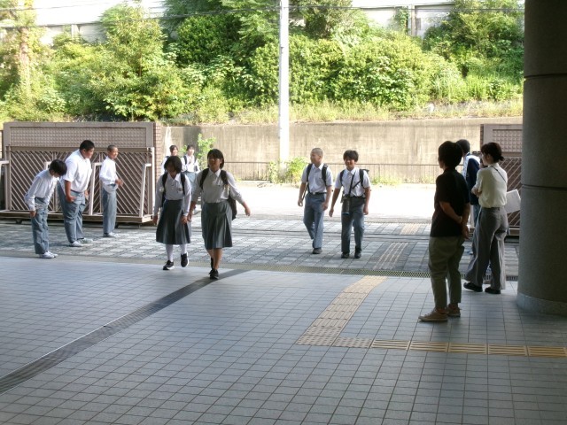 生徒会本部役員立候補者があいさつする様子