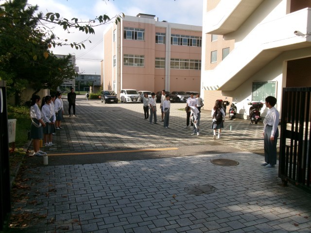 生徒会本部役員立候補者があいさつする様子