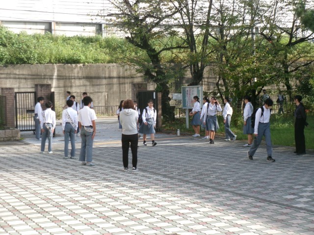 生徒会本部役員立候補者があいさつする様子