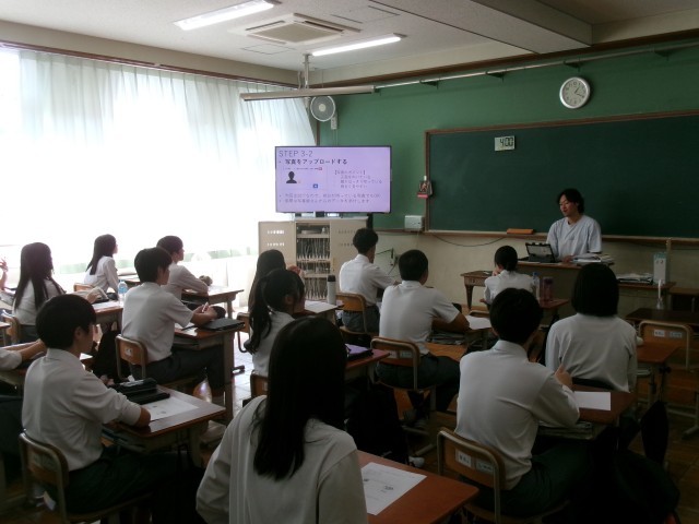 生徒が京都府公立高等学校入試web出願について聞く様子