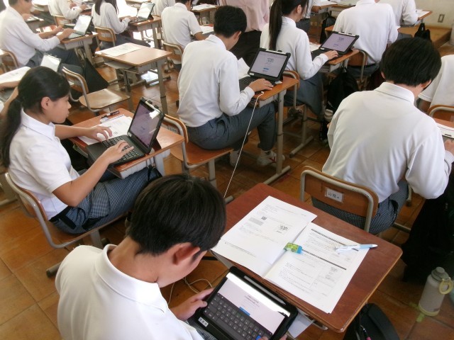 生徒が京都府公立高等学校入試web出願についてGIGA端末で試行する様子