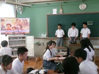 生徒が探究学習の中間発表をする様子