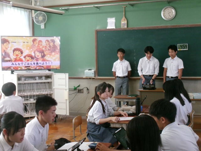 生徒が探究学習の中間発表をする様子