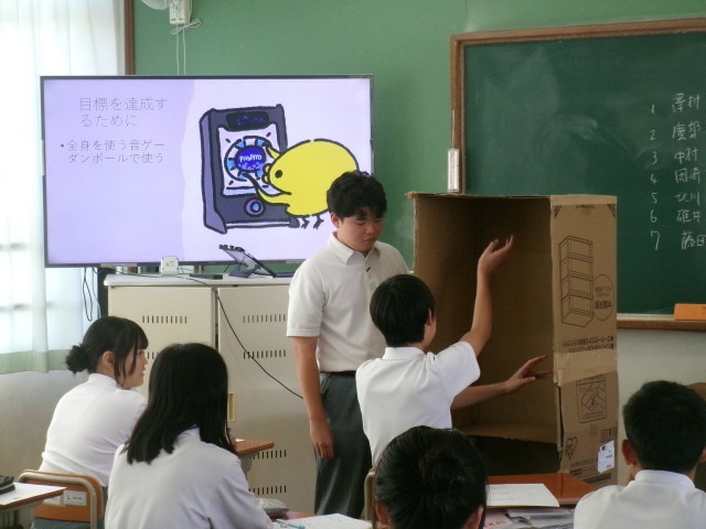 生徒が探究学習の中間発表をする様子