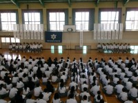 生徒全員が候補者の立会演説を聞くために体育館に集まった様子