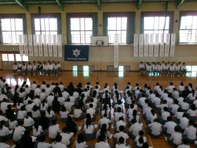 生徒全員が候補者の立会演説を聞くために体育館に集まった様子