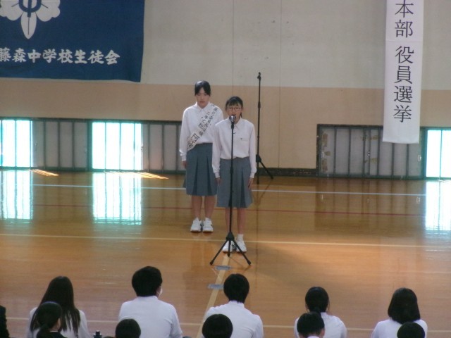 応援弁士の生徒が演説する様子