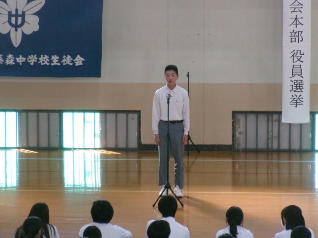 選挙管理委員の生徒が選挙方法を説明する様子