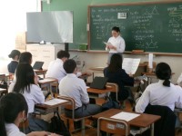 選挙管理委員が選挙方法について説明する様子