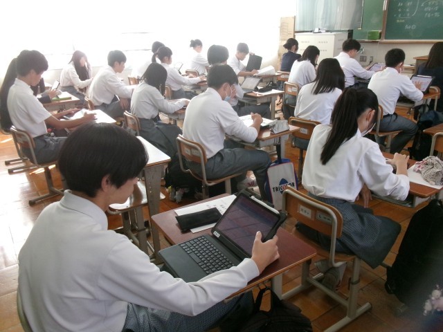 生徒がGIGA端末を使って投票する様子
