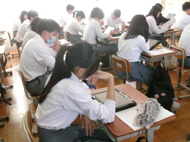 生徒がGIGA端末を使って投票する様子