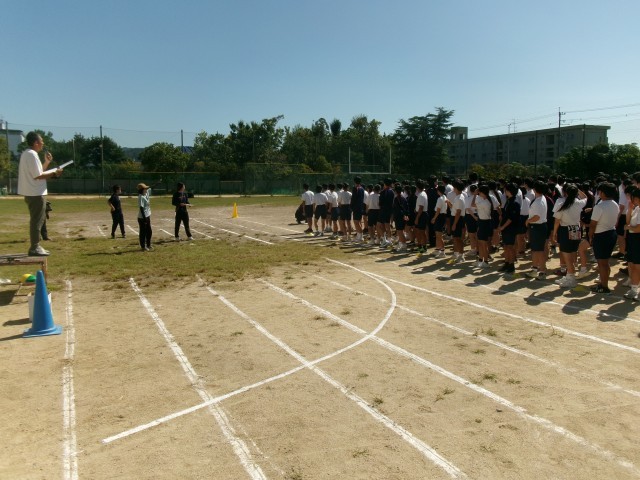 生徒が開会式の練習をする様子