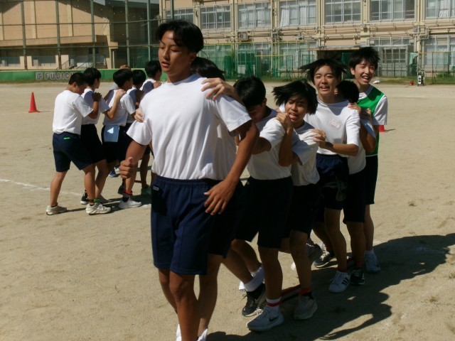 むかでリレーを練習する様子