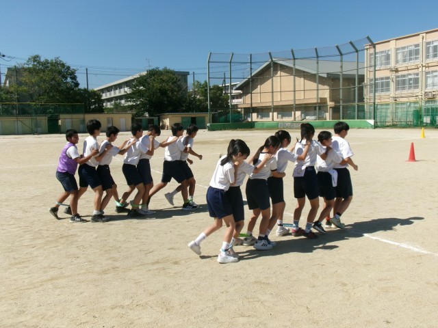 むかでリレーを練習する様子