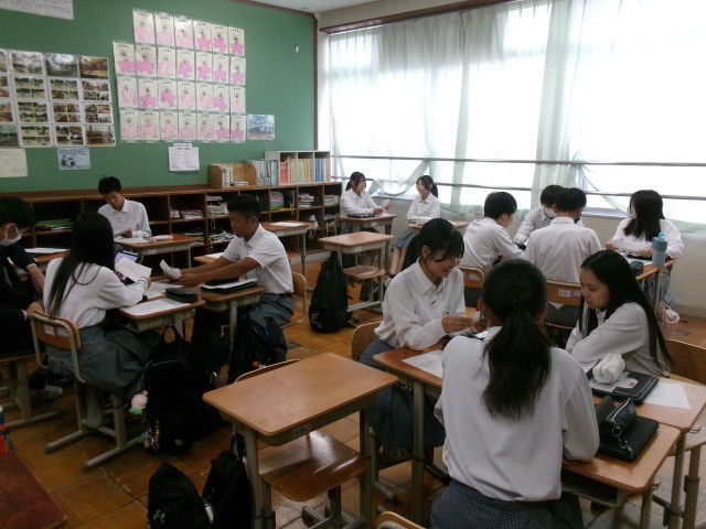グループで話し合う生徒の様子