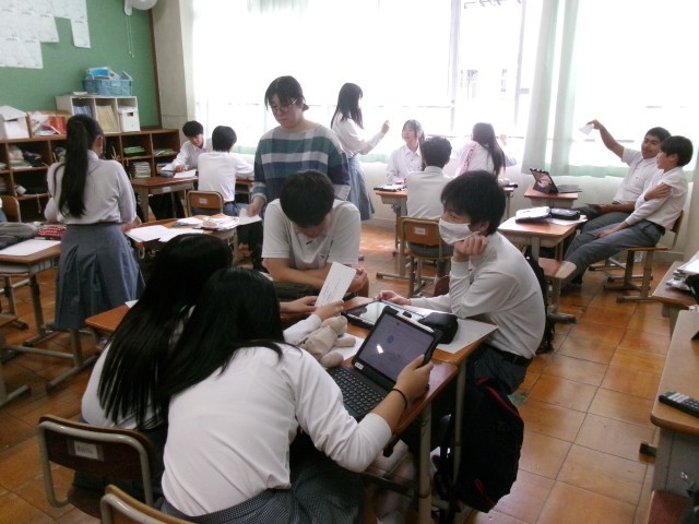 グループで話し合う生徒の様子