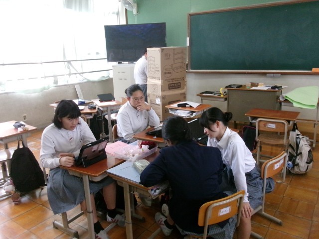 グループで話し合う生徒の様子
