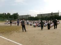 体育大会の準備のために生徒が集合する様子