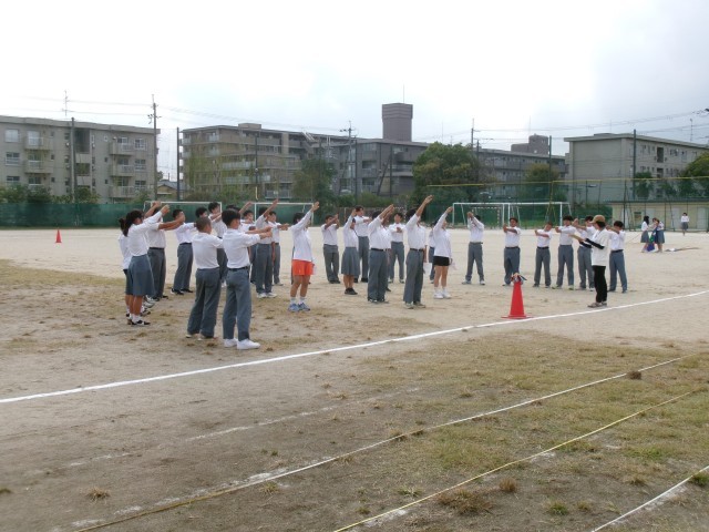 体育委員が選手宣誓の練習をする様子
