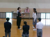 校長先生より認証状を受け取る生徒の様子