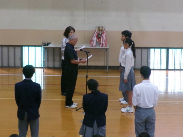 校長先生より認証状を受け取る生徒の様子
