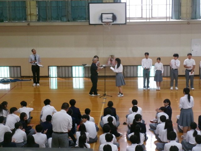 校長先生より認証状を受け取る生徒の様子