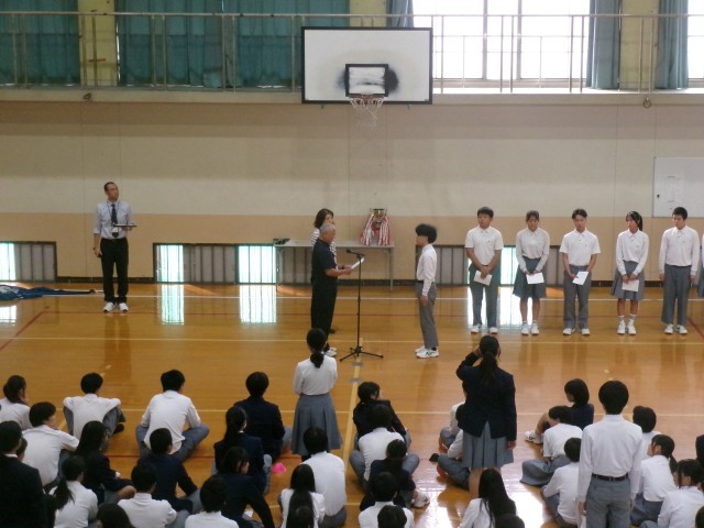 校長先生より認証状を受け取る生徒の様子