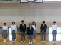 第78期生徒会本部役員の代表があいさつする様子