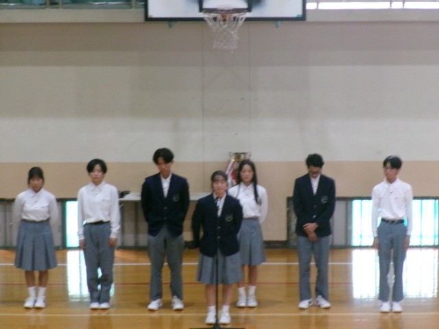 第78期生徒会本部役員の代表があいさつする様子