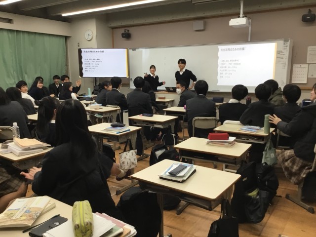 食に関するクイズをしている様子