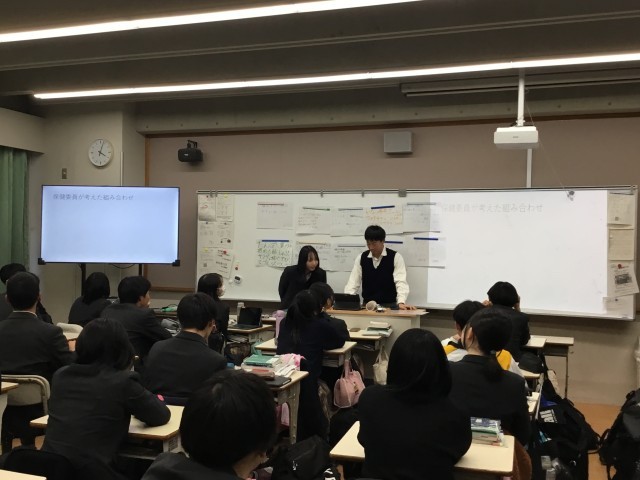 グループで理想のコンビニ食を考えて発表している様子