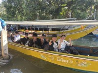 水上マーケットに行くボートの様子