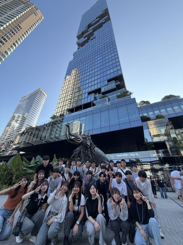 マハナコンタワー前