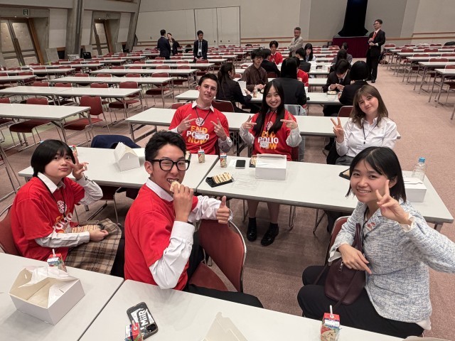 軽食を取りながら交流する様子