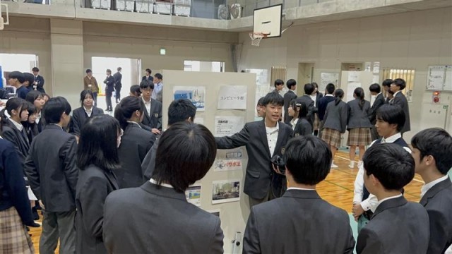 ボードを使用して紹介している様子