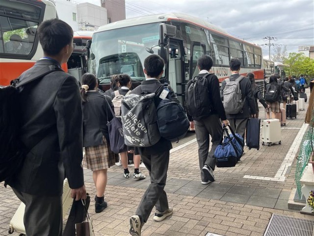 そろったクラスからバスに乗車①