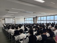 生徒たちが原先生のお話を聞いている様子。