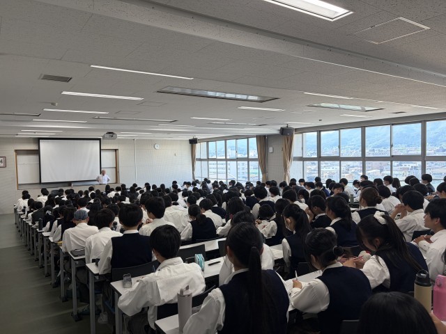 生徒たちが原先生のお話を聞いている様子。
