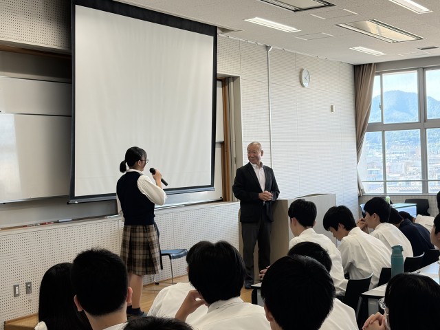 代表生徒が原先生にお礼を述べている様子。