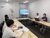 インタビューをしている様子