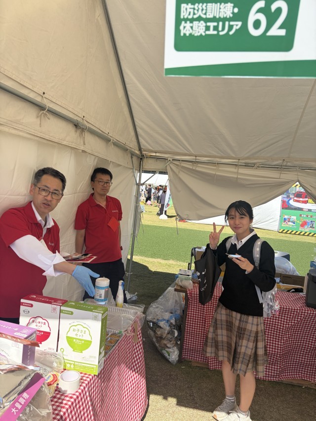 非常食を試食している様子