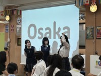ゲームのデモンストレーションを３人の生徒が行っている様子