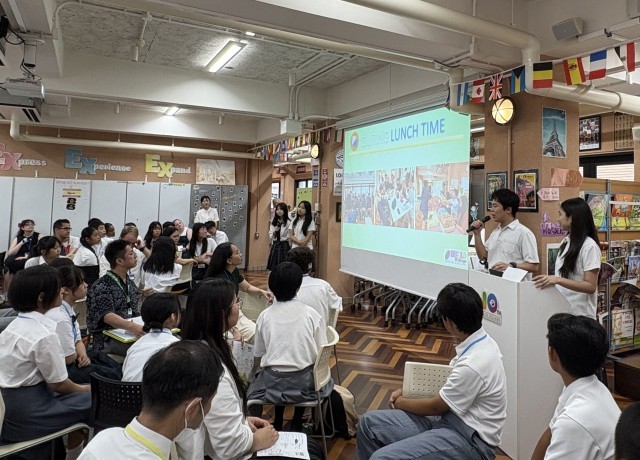 学校紹介を４人の生徒が行っている様子