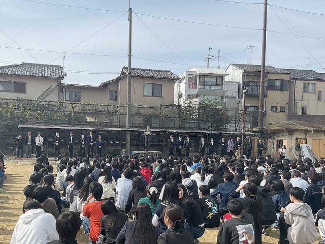 始業式で新転任の先生方の紹介の様子