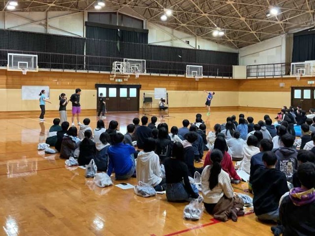 バドミントン部の紹介の様子