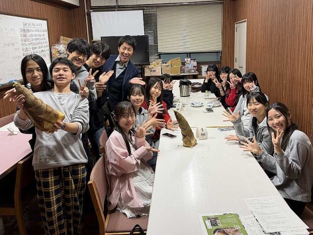 立派なタケノコを贈呈いただきました